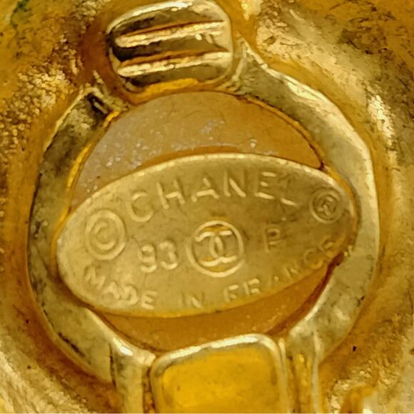 Chanel 24k Gold-Plated Faux Pearl Clip-on Earrings - Picture 7 of 9